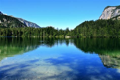 I Tre Sapienti del Lago di Giada? Un Affascinante Ritratto della Serenità e del Mistero