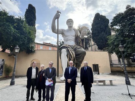  Il Colosso di Ife : Uno Studio sui Simboli del Potere e della Spiritualità